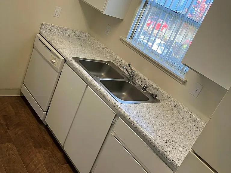 College Glen Apartments — Photo 14