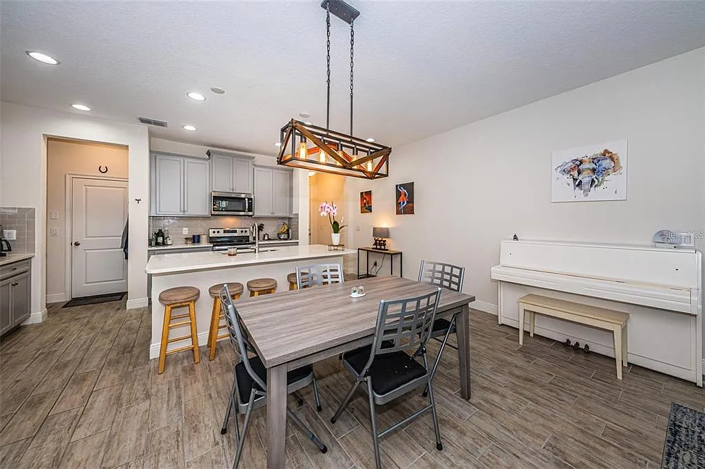 3 bed, 2.5 bath, 1961 sqft, $2,800 — Photo 3