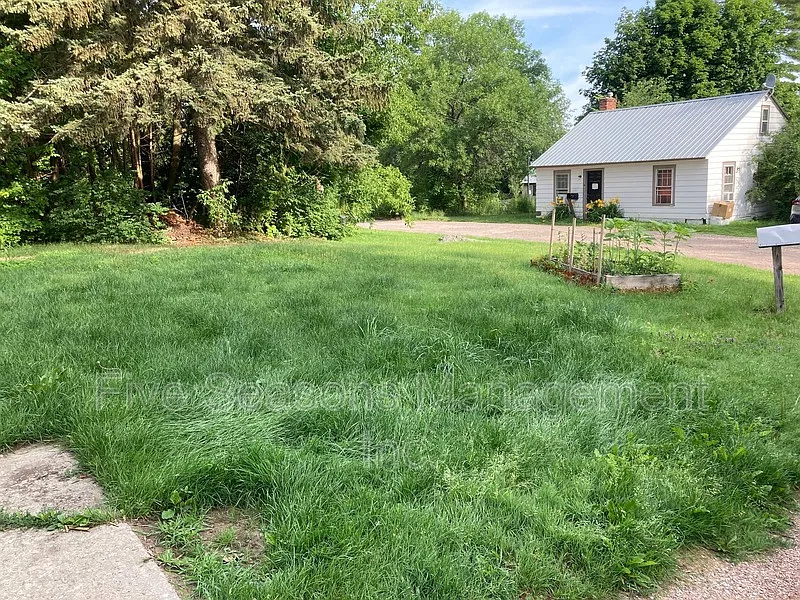 4 bed, 1.0 bath, 2000 sqft, $3,225 — Photo 3