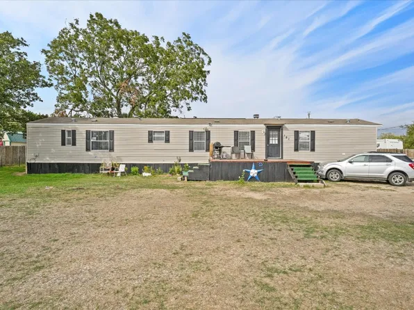 151 Overland Trl, Azle, TX 76020