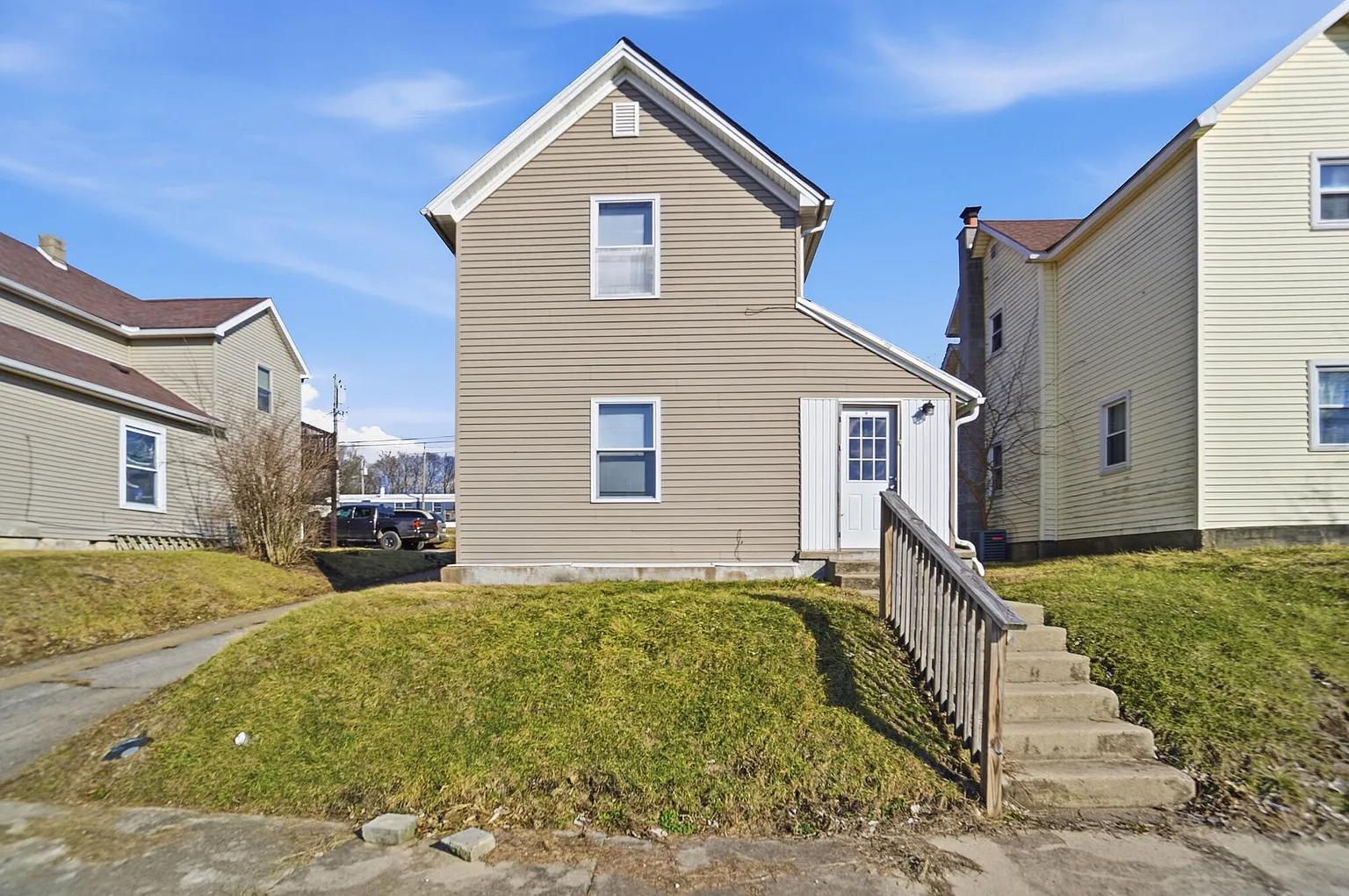 320 Walker St photo 1