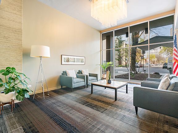 3rd image of 555 W Cornelia Ave APT 512