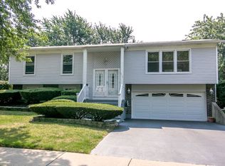 517 Forest Way, Bolingbrook, IL 60440