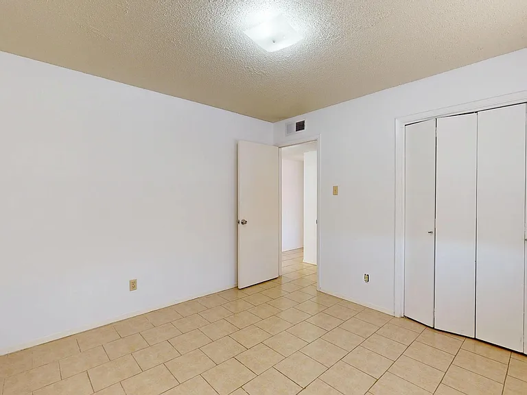 6925 Escondido Dr #B — Photo 32