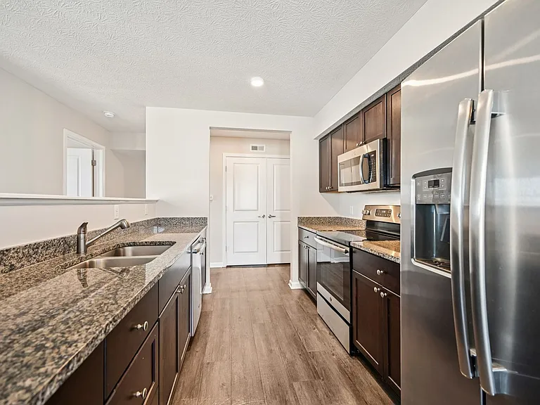 Latham Apartments — Photo 42