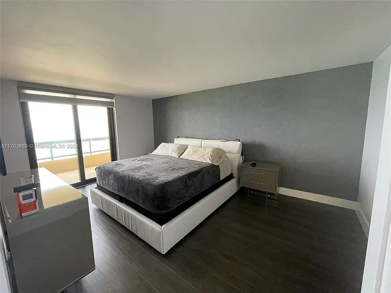2555 Collins Ave #1409 — Photo 26