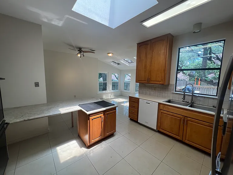 3915 Hunters Crest St — Photo 16