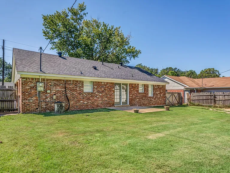 8398 Booneville Dr — Photo 4