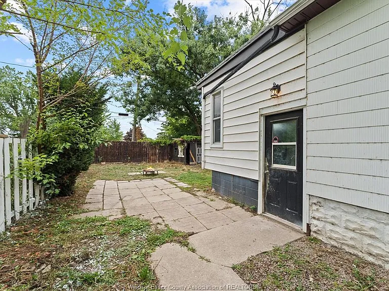 1533 Alexis Rd — Photo 29
