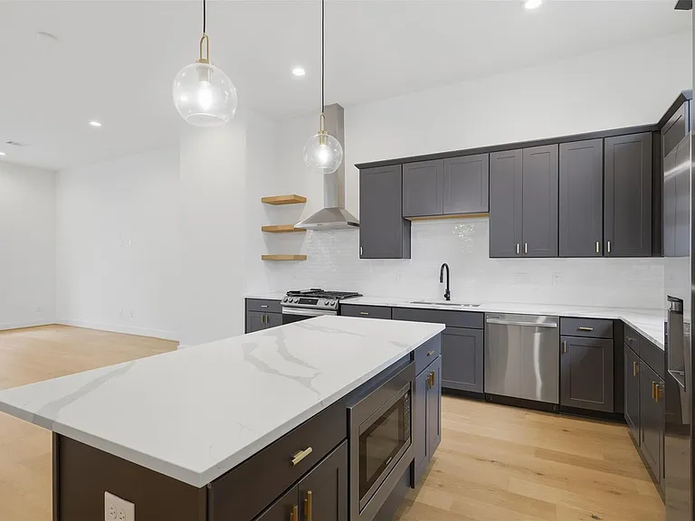 326 Eastwood St — Photo 6
