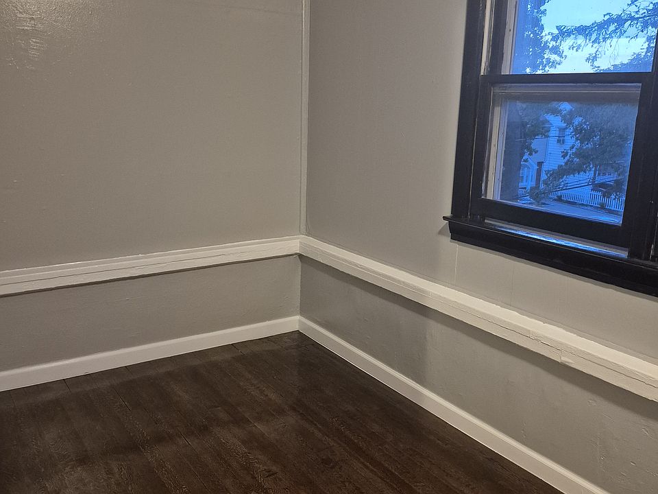 2nd image of 29 Rossmore Pl #10