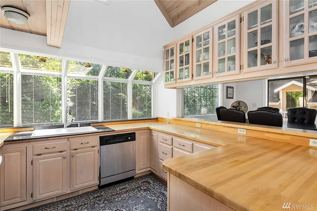 Luxury and spacious home in Bellevue — Photo 3
