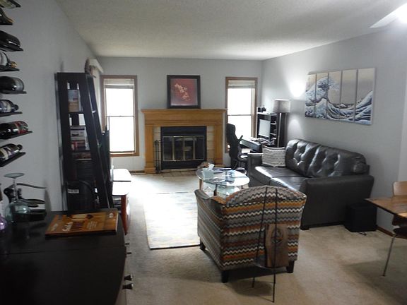 LIVING ROOM (TENANT FURNISHED)