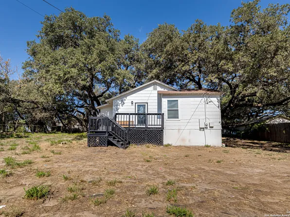 201 Primrose Ln, Poteet, TX 78065