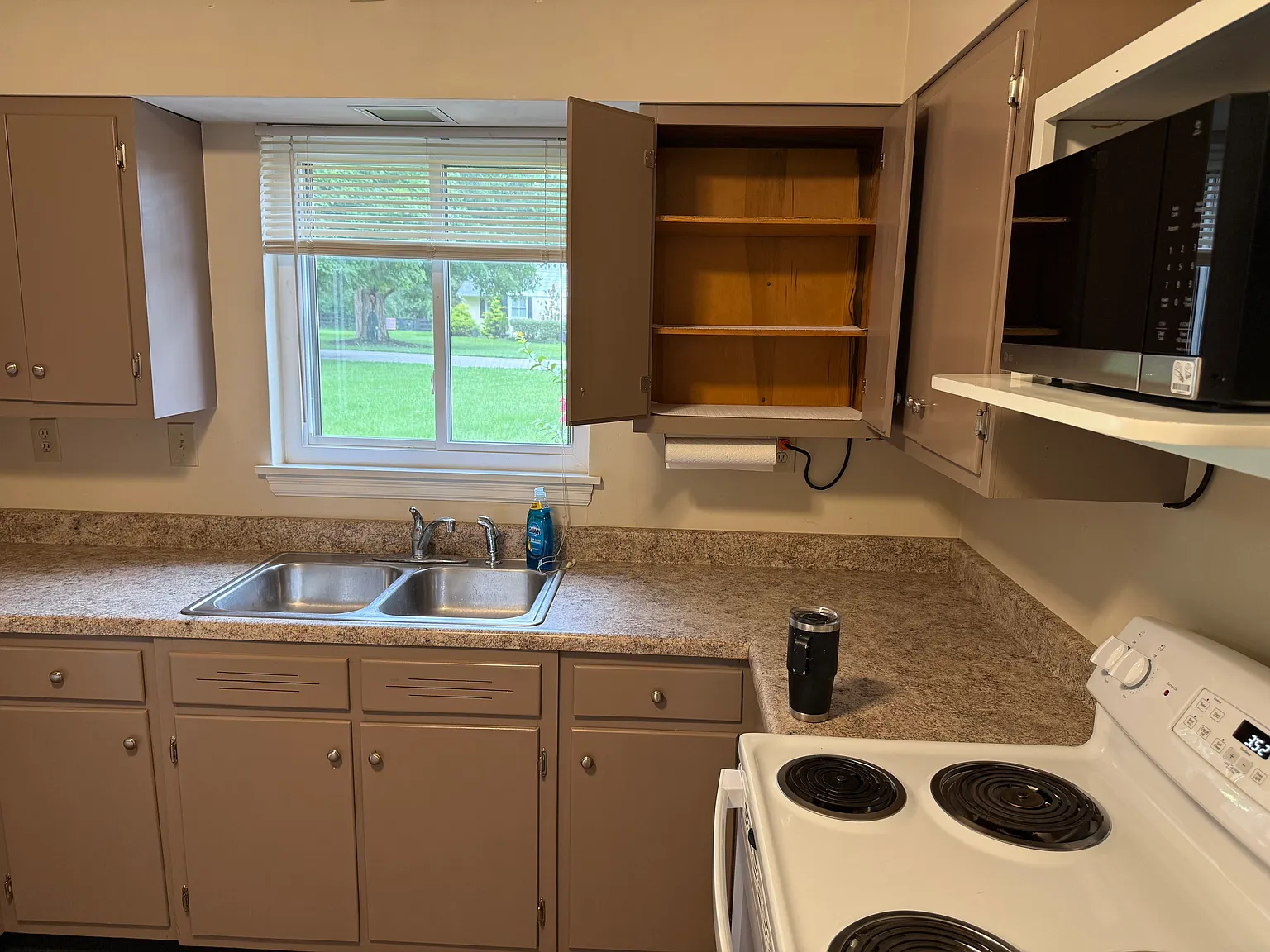 3 bed, 2800 sqft, $1,950 — Photo 4