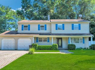 28 Niewood Dr, Ridge, NY 11961