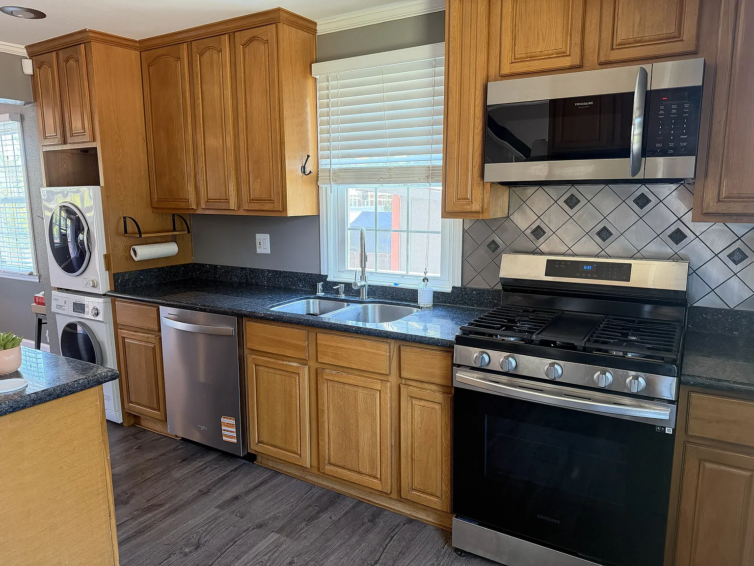 3 bed, 988 sqft, $2,300 — Photo 4
