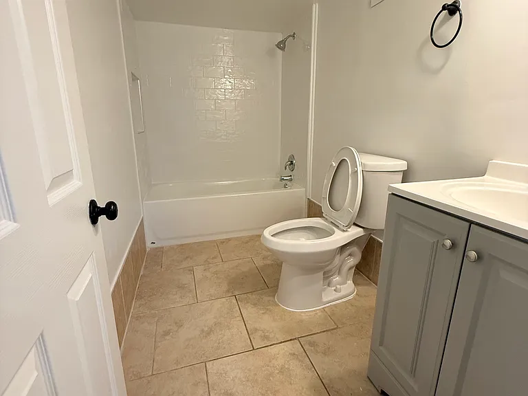 1036 Longley Ave NW #C — Photo 3