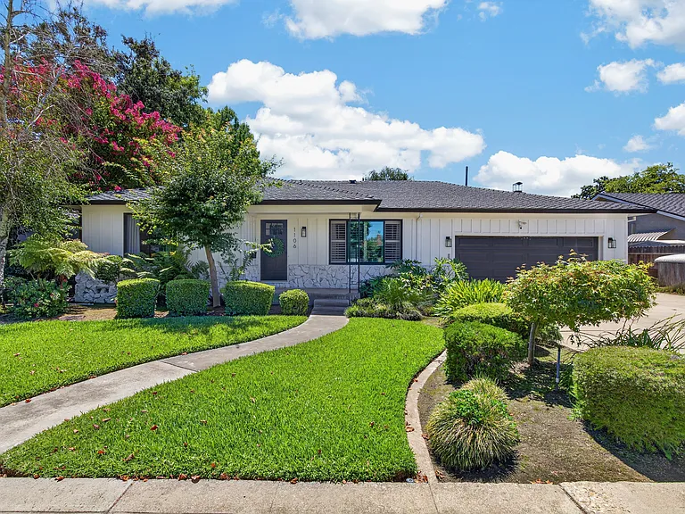 1106 Lake Home Dr — Photo 2