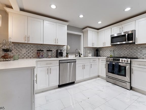 5th image of 836 W Inman Ave
