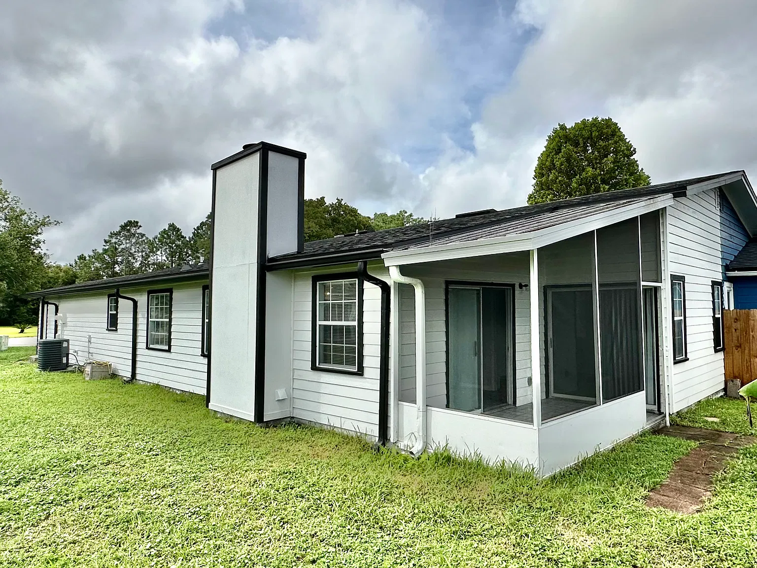 3 bed, 1178 sqft, $1,900 — Photo 2