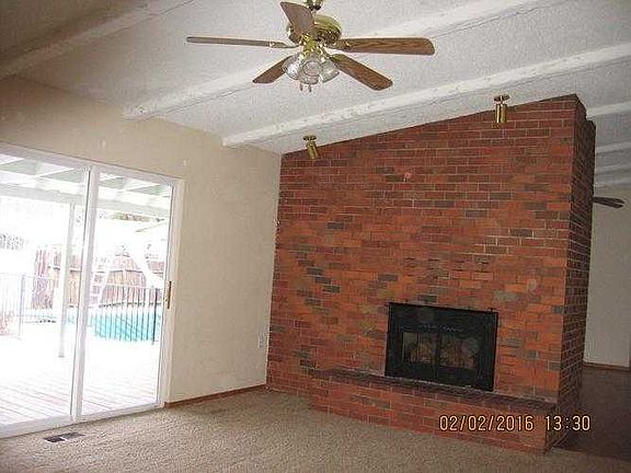 Natural Gas Fireplace in Living Room