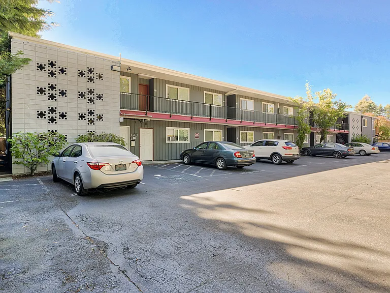 Camille Court Apartments — Photo 1