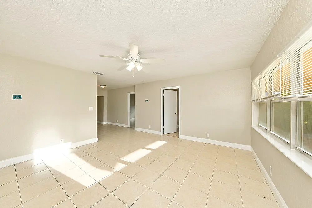 5 bed, 2.0 bath, 1571 sqft, $3,115 — Photo 3
