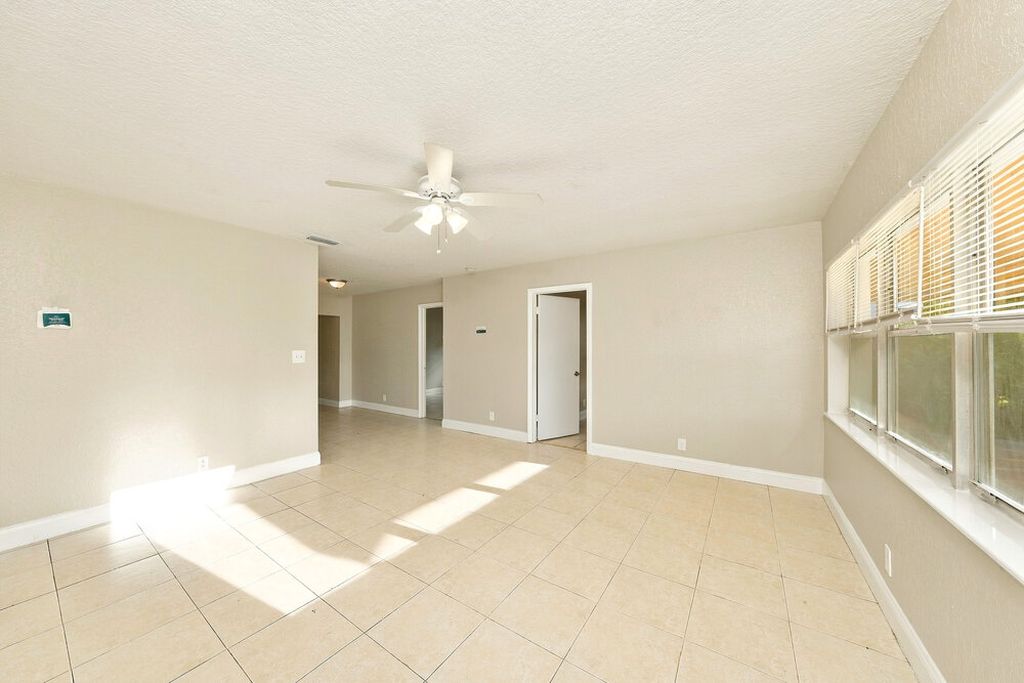 2170 NE 1st Ave, photo 3