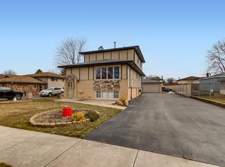 7445 Garden Ln, Justice, IL 60458