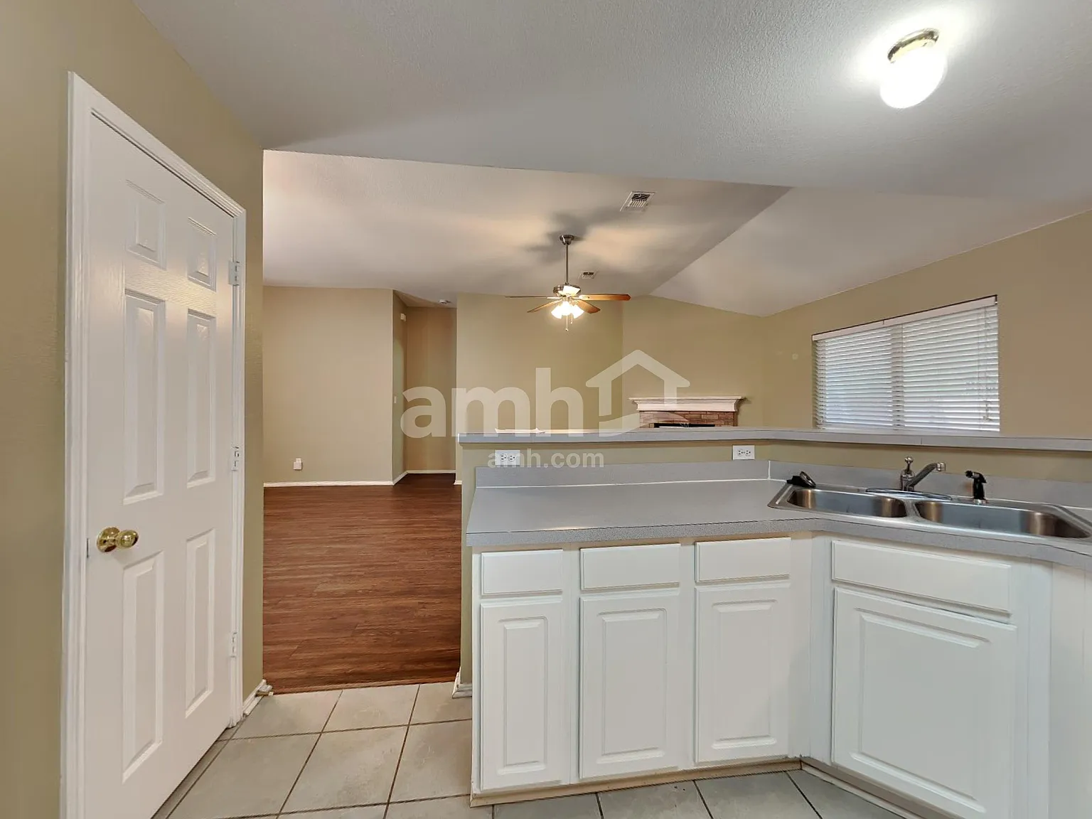 3 bed, 2.0 bath, 1680 sqft, $2,105 — Photo 4