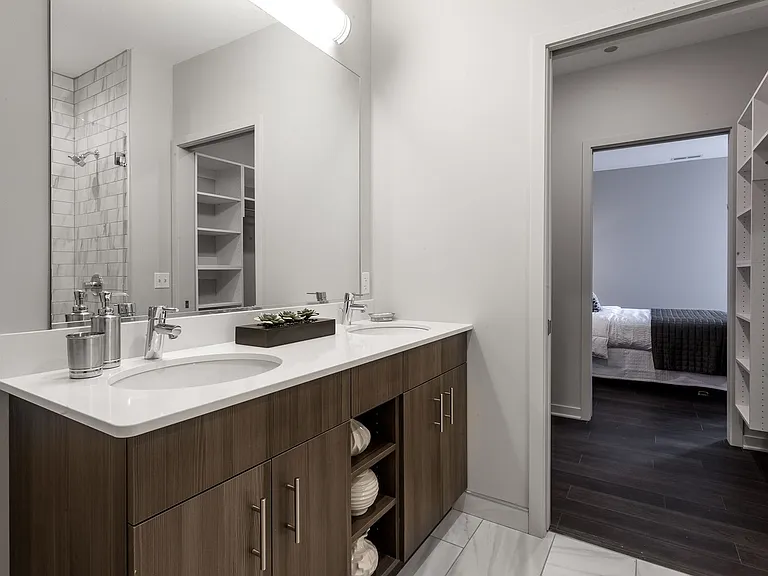 Luxe on Chicago — Photo 12