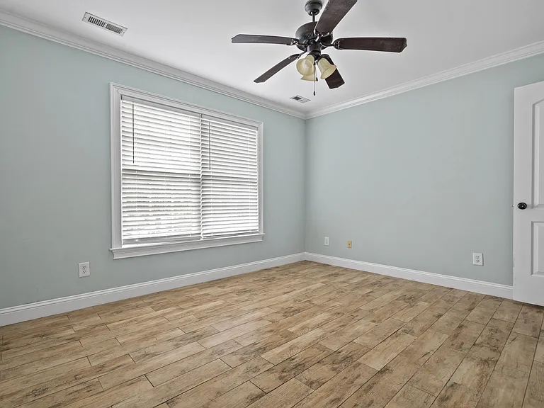 1601 Pickford Ln — Photo 23