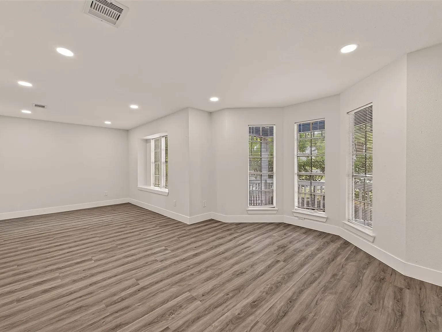 4 bed, 2.5 bath, 2322 sqft, $2,500 — Photo 4