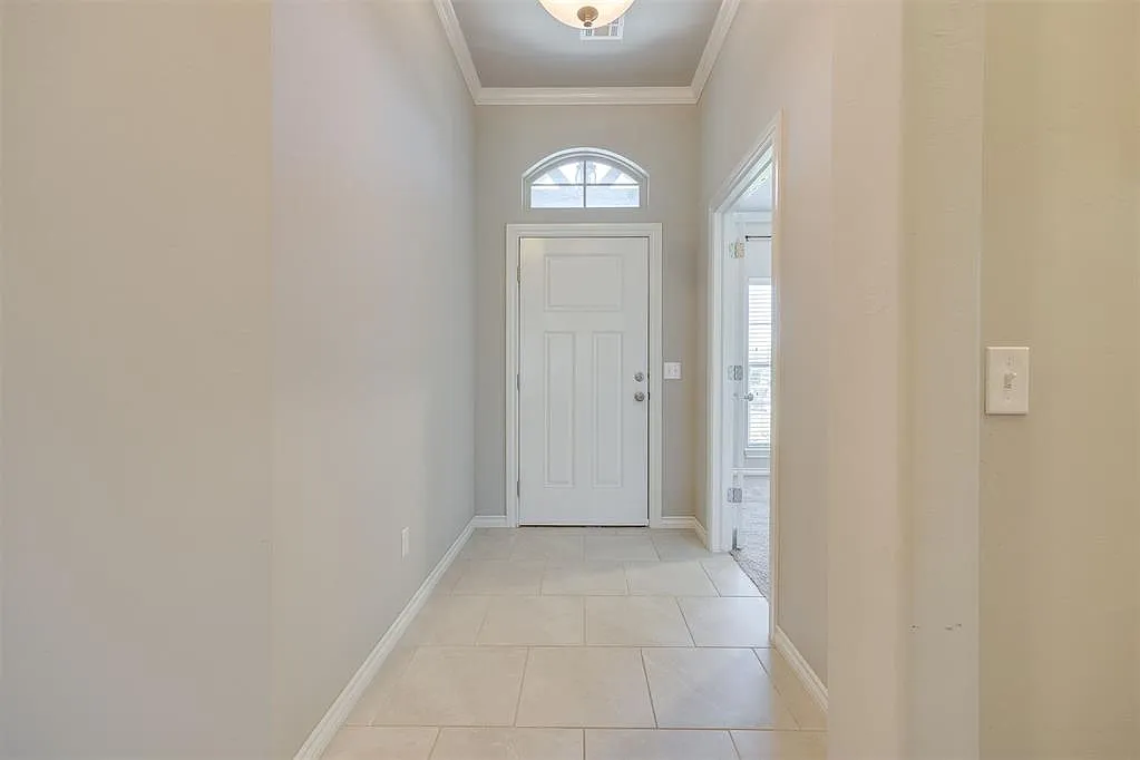 4 bed, 1823 sqft, $2,100 — Photo 3