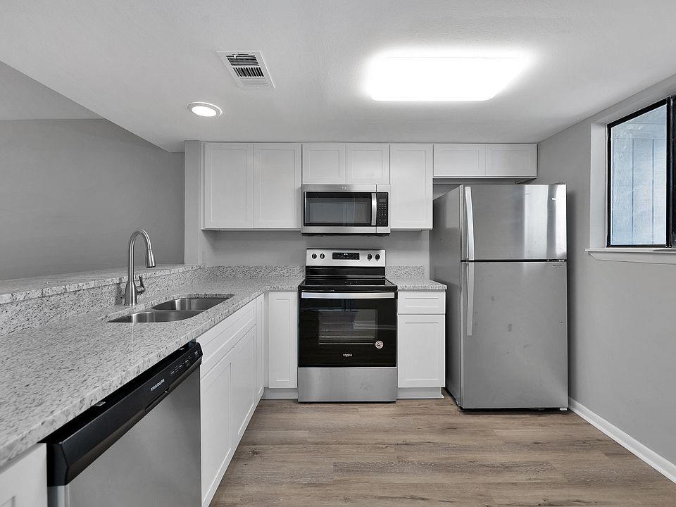 1st image of 12 Court Dr #12