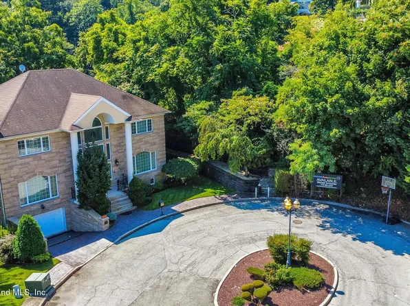 76 Jenna Ln, Staten Island, NY 10304