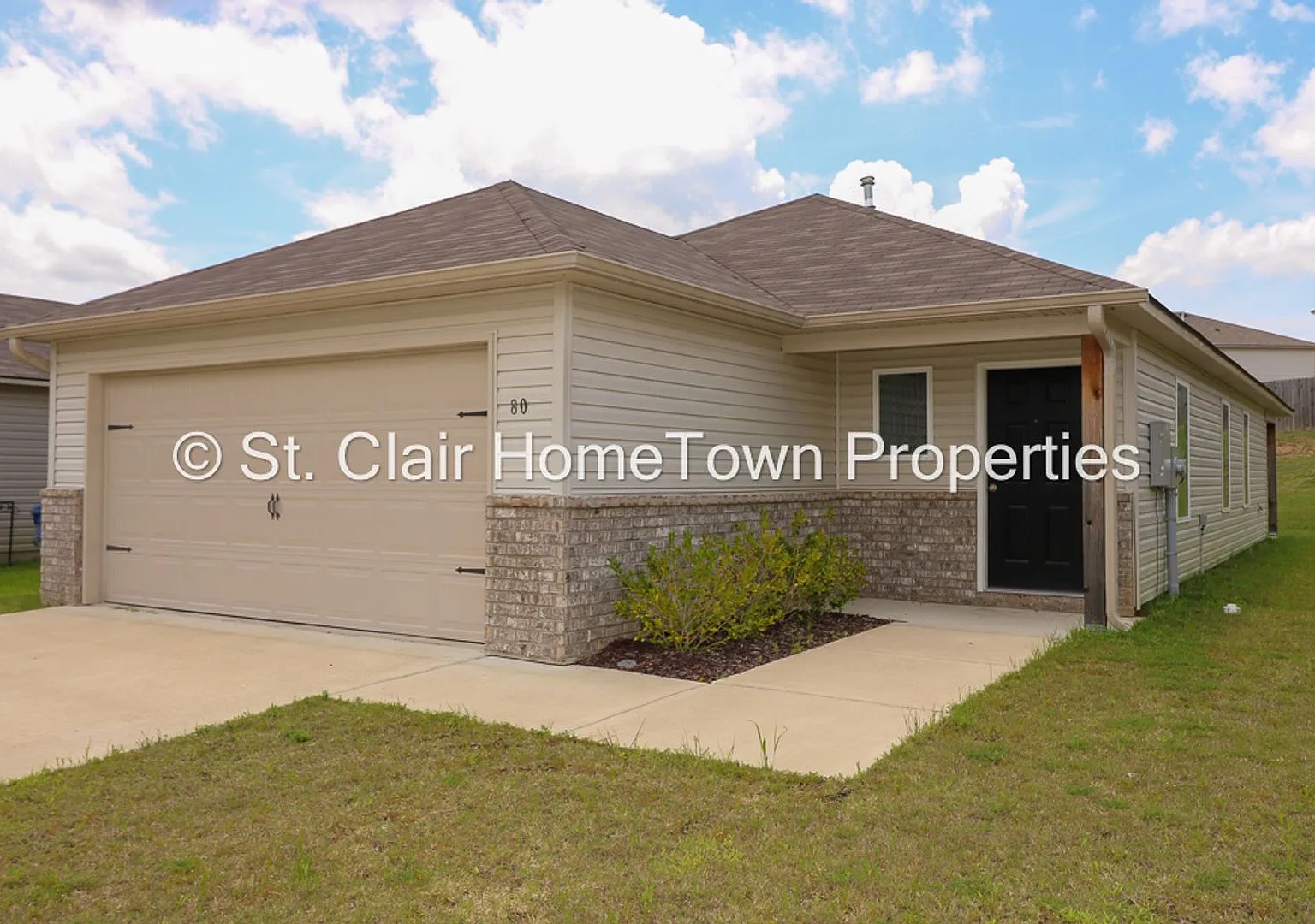 Nearly New Home in Fox Hollow Subdivision — Photo 1