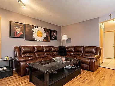 135 Cassin Cres — Photo 20