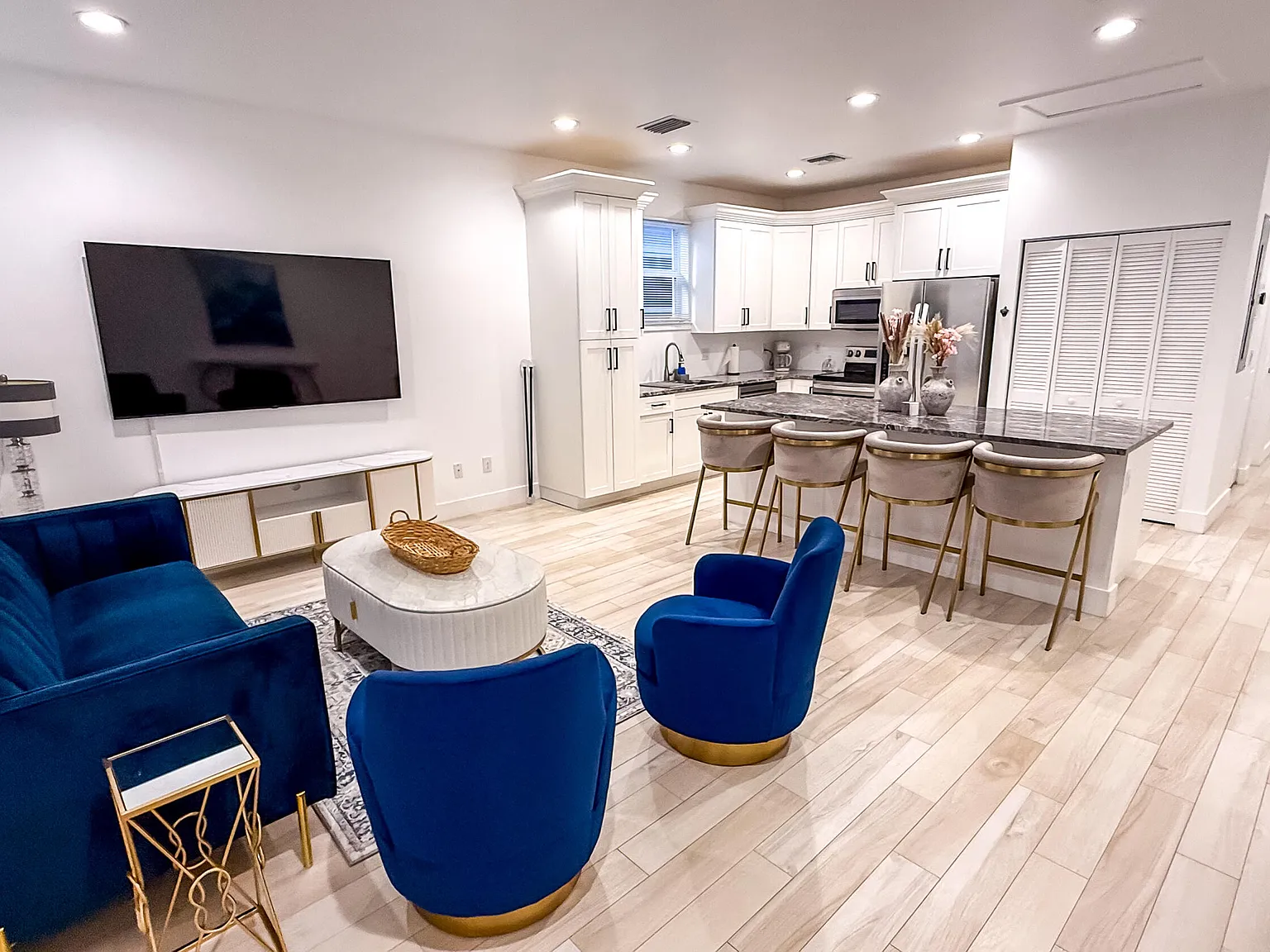 3 bed, 2.0 bath, 1260 sqft, $4,500 — Photo 2