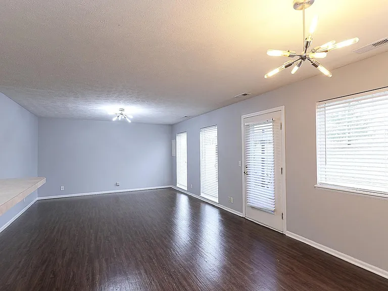 8805 Venice Ln — Photo 5