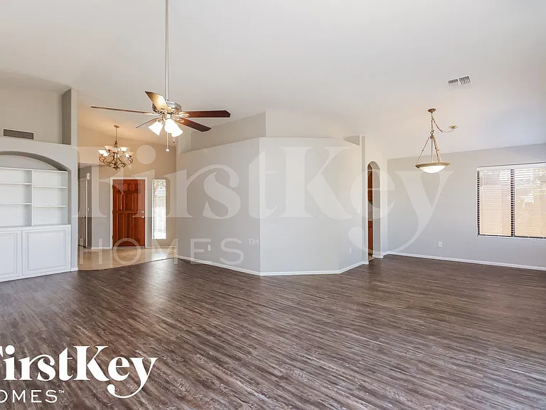 306 E Vaughn Ave — Photo 3
