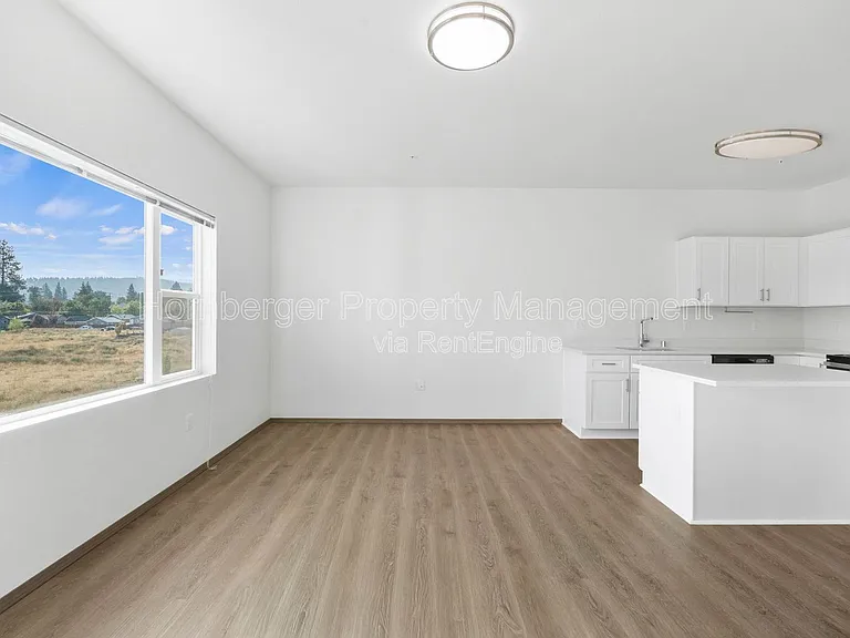 4th Ave Apartments — Photo 10