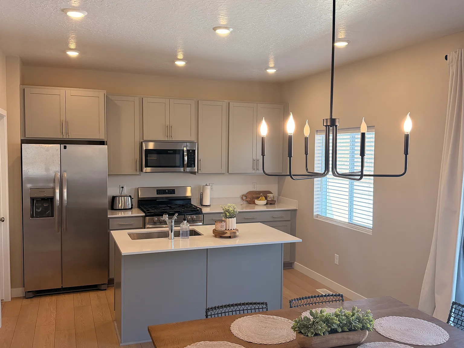 5 bed, 2400 sqft, $3,100 — Photo 2