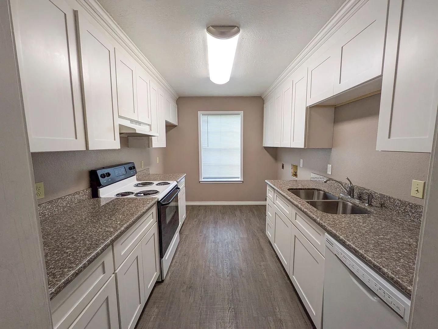 Laurel Square Townhomes — Photo 4