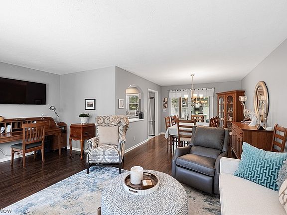 4th image of 31635 Newbury Dr