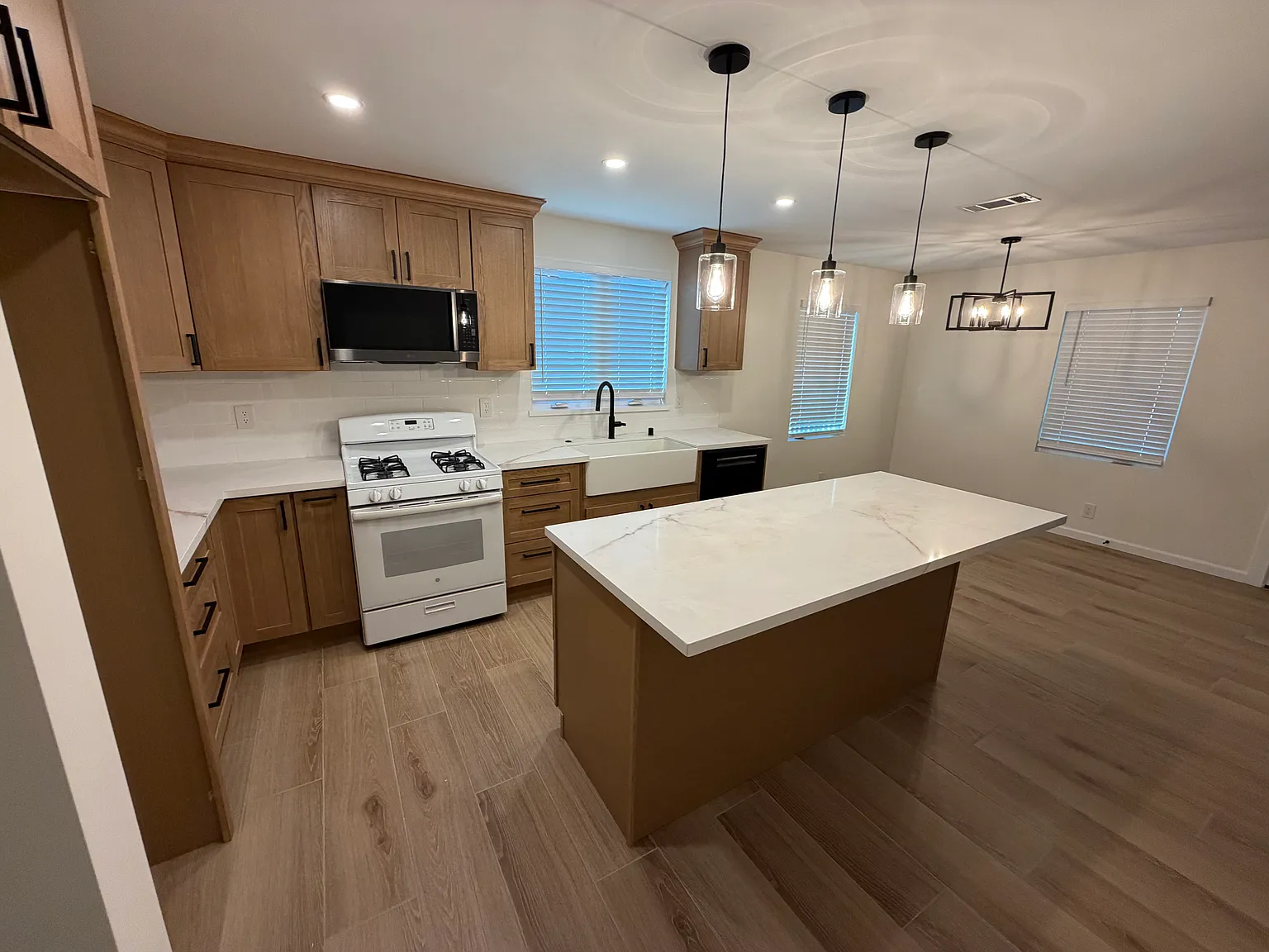 3 bed, 1213 sqft, $4,200 — Photo 2