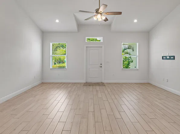 275 SW ELDERBERRY Drive, Port St Lucie, FL 34953