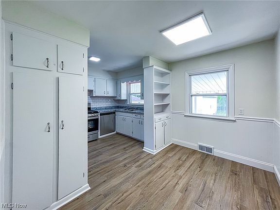 5th image of 1923 Highlawn Ave