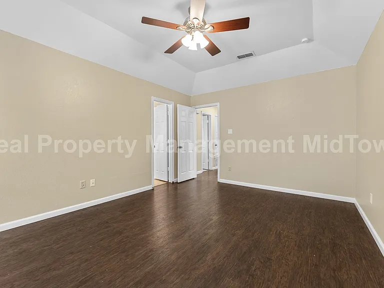 2132 Turf Club Dr — Photo 17